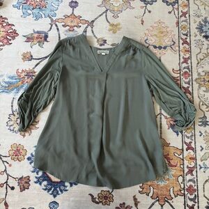 Pleione Olive Green V-Neck Women's Top Roll Tab 3/4 Sleeves Office Medium